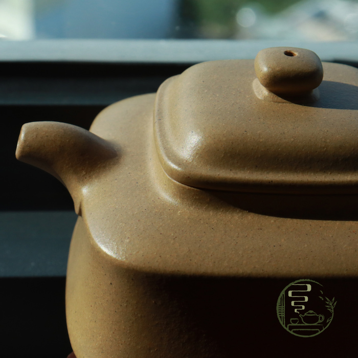 Ấm Tử Sa Phương Chu.